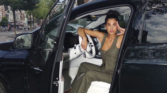 Influencer Anna Nooshin terwijl ze in haar Mercedes EQS SUV AMG zit