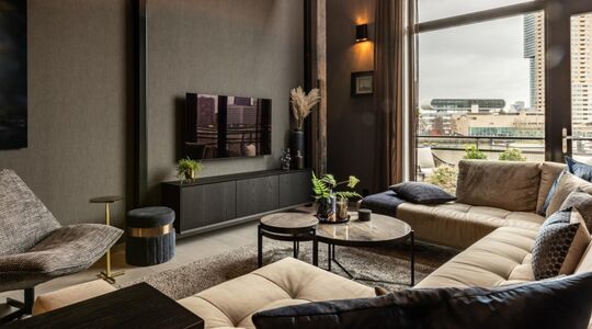 De woonkamer van het appartement van Jerdy Schouten in Rotterdam