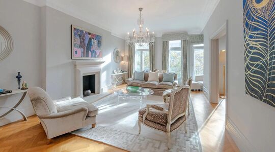 De woonkamer van het voormalige appartement van Mick Jagger in Londen