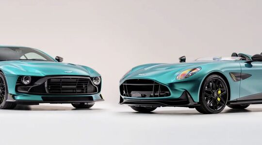 De Aston Martin Valour en de Aston Martin DBR22, die beiden naar de veiling gaan