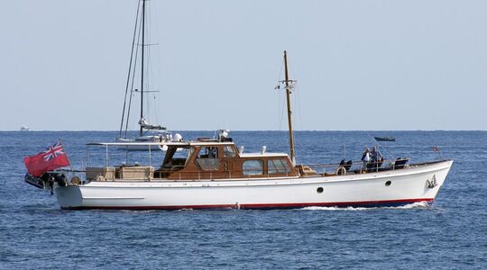 Het Atalanta J-superjacht van Feadship vaart over het water