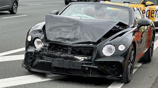 De desbetreffende gecrashte Bentley op de A1, waar de schade niet van wordt vergoed door de verzekering