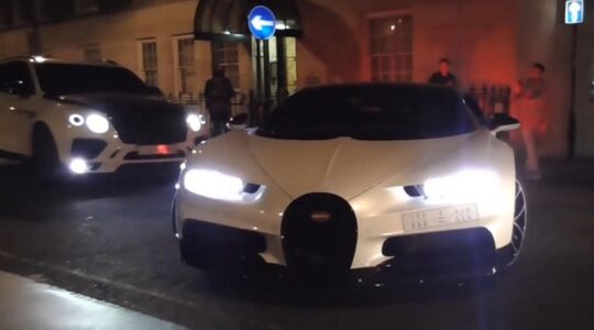 De Bugatti en de Bentley van miljardair Yazeed Mohamed Al-Rajhi in Londen