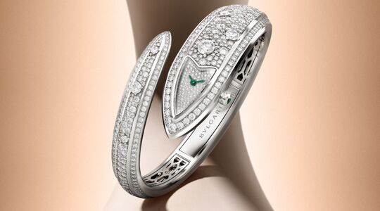 Het Bulgari Serpenti Aeterna-horloge tijdens de presentatie