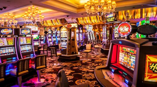 Een casino met allemaal gokapparaten