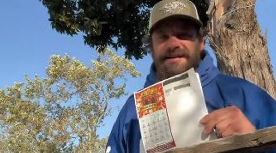 Een dakloze man in Californië houdt een kraslot vast waarmee hij $ 1 miljoen won