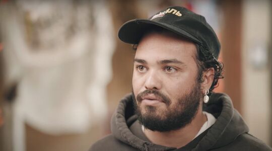 De Nederlandse modeontwerper Duran Lantink tijdens een interview