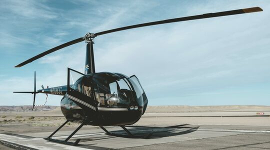 Een helikopter staat stil op het platform