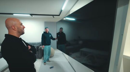 JayJay Boske en Enzo Knol in de tv-kamer tijdens een housetour