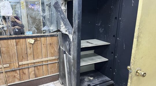 Het gat in de muur waar de inbrekers in Los Angeles uitkwamen