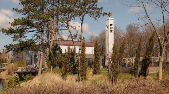 Een buitenaanzicht van de bijzondere kerkvilla in het Noord-Hollandse Bergen