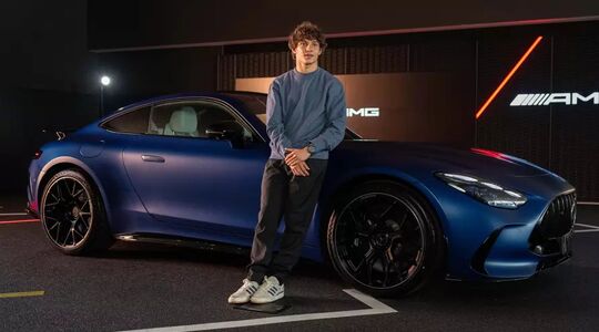 Formule 1-coureur Kimi Antonelli poseert voor zijn Mercedes-AMG GT 63 S