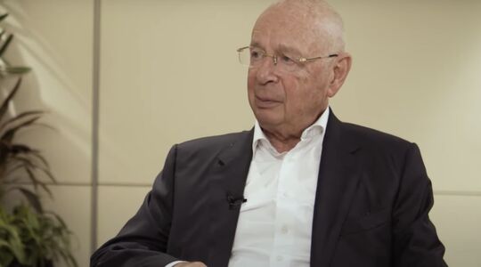 WEF-oprichter Klaus Schwab tijdens een interview met The Straits Times
