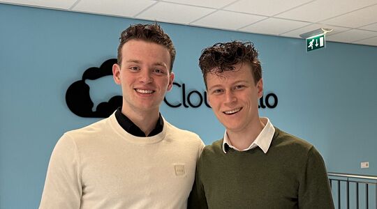 Lars van der Wijst en Jens Timmers poseren trots voor het logo van Cloudpillo