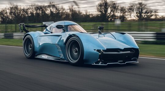 De McMurtry Speirling raast over het circuit