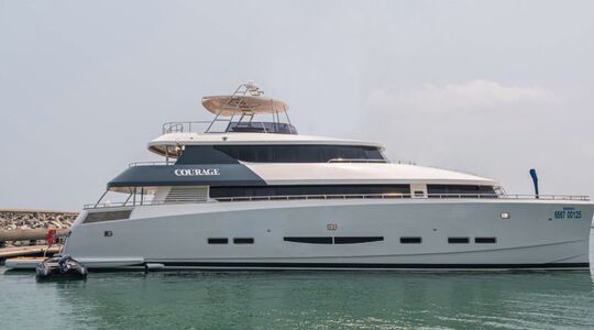 De Nazarov 80 Power Catamaran ”Courage” die geveild wordt door Bright Auctions ligt stil in een Thaise haven
