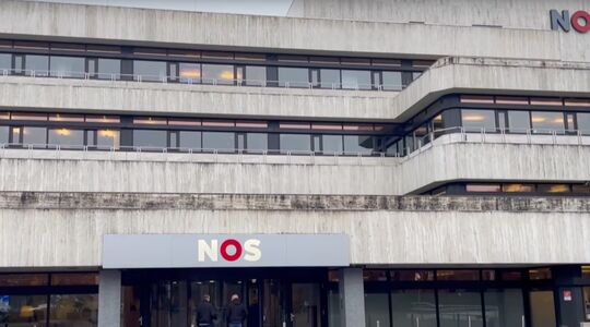 Een vooraanzicht van het NOS-gebouw in Hilversum