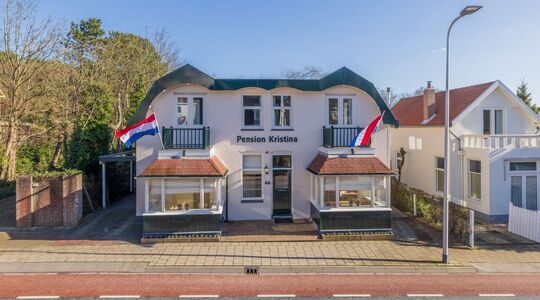 Buitenkant van pension Code Rosé van de familie Meiland in Noordwijk