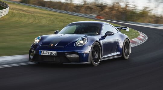 De nieuwe handgeschakelde Porsche GT3 RS rijdt over de Nordschleife