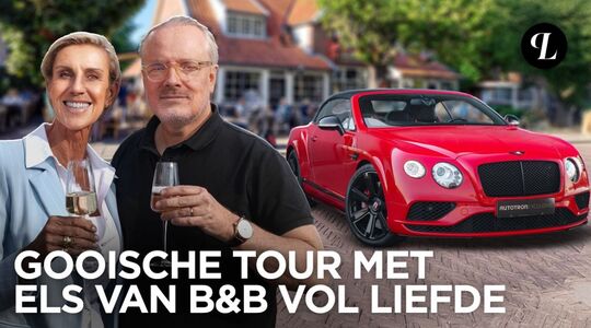 Floris Wyers en Els poseren met een glas champagne voor een rode Bentley