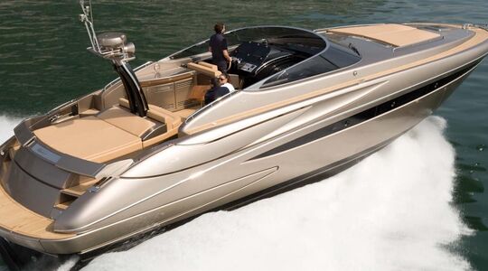 Het motorjacht Riva Rivale 52 waar de tandarts uit Bergen op vaarde