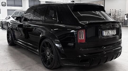 De achterkant van de Rolls-Royce Cullinan van Jon Olsson