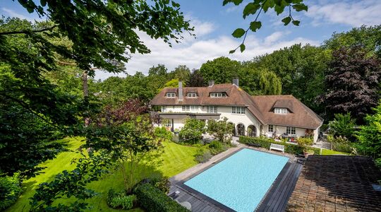 De prachtige villa van Jaap van Zweden in Blaricum met uitzicht op het zwembad
