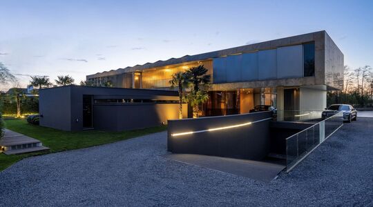 Buitenaanzicht van de villa van Moniek Voormolen aan de Vinkeveense Plassen
