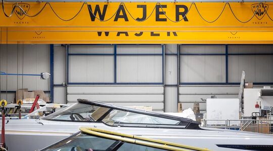 De loods van Wajer Yachts met daarin enkele superjachten
