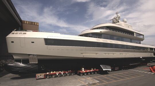 Het door Giorgio Armani ontworpen superjacht gaat naar de Monaco Yacht Show