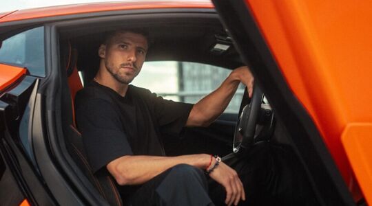 Rúben Dias in zijn nieuwe Lamborghini Revuelto