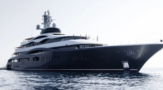 Feadship Launchpad, één van de superjachten van Mark Zuckerberg die dat van Jeff Bezos trof