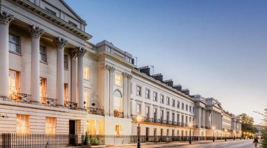 De buitenzijde van het herenhuis in Londen dat over een dakterras beschikt