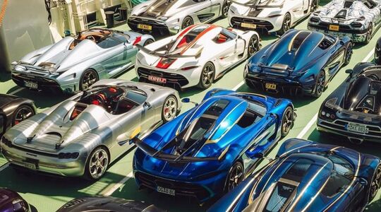 De auto's van Koenigsegg op het dek van de veerboot