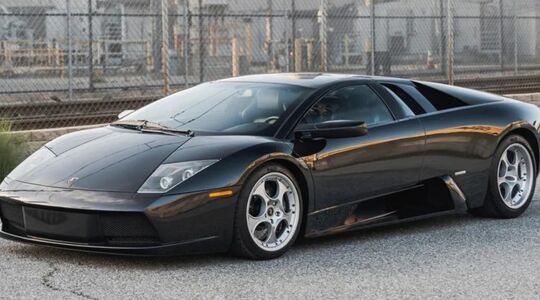 Eén van de laatste Lamborghini's met een V12 en handbak