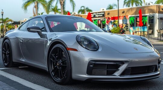 Een auto van het meest waardevolle luxemerk ter wereld, Porsche