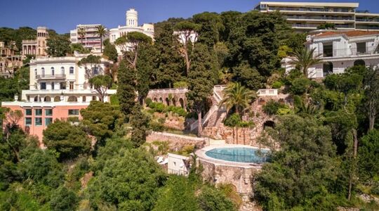 De buitenzijde van de voormalige villa van Sean Connery