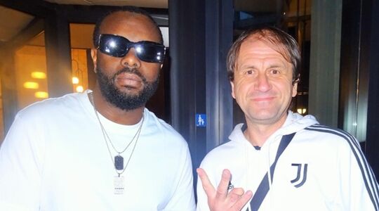 De Franse rapper Maître Gims poseert met een bekende