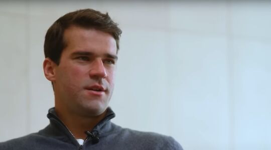 Liverpool-keeper Alisson tijdens een interview met zijn club