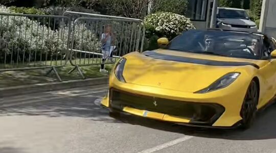 De gele Ferrari 812 Competizione A van Erling Haaland