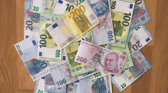 Een jongen van 15 werd miljonair door het bedenken van een kaartspel op 7-jarige leeftijd