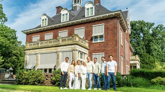 De familie Bogaart poseert voor hun villa