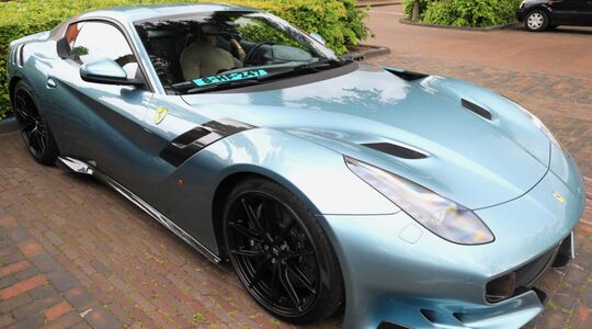 De peperdure Ferrari F12tdf werd gespot in Laren