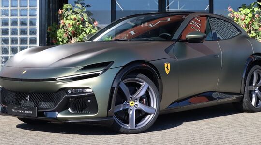 De matgroene Ferrari Purosangue wordt aangeboden bij een Nederlandse dealer
