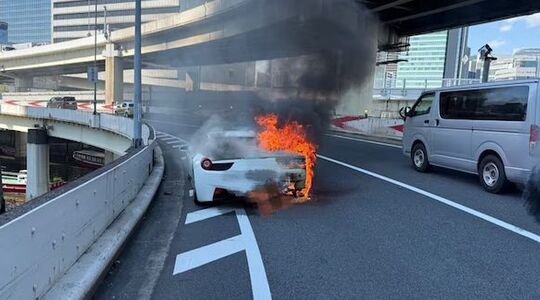 De witte Ferrari van een Japanse muziekproducer gaat in vlammen op