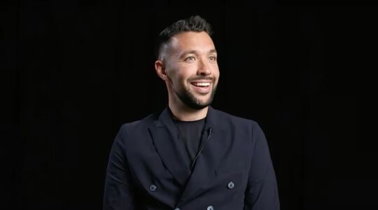 Francesco Farioli tijdens een interview met zijn club Ajax
