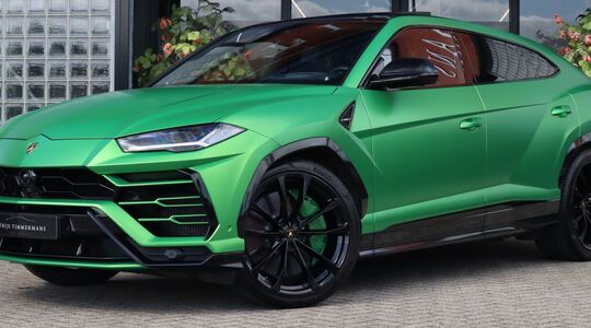Een felgroene Lamborghini Urus staat voor € 234.950 in de etalage