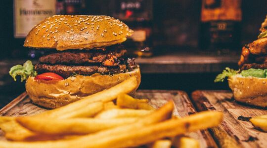 De man eist $ 1 miljoen schadevergoeding nadat hij uitjes kreeg op zijn hamburger