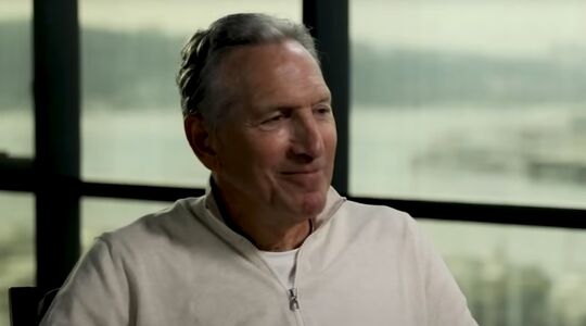 Het superjacht van voormalig Starbucks-CEO Howard Schultz manoeuvreert door de Zuid-Hollandse wateren