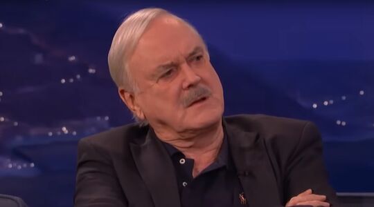 Acteur John Cleese tijdens een interview